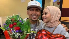 siti sarah pakaikan shuib kasut