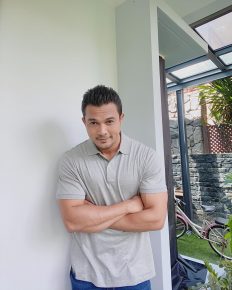 saharul ridzwan diperli pakai sarung tangan