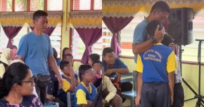 lelaki peluk dua anak yatim