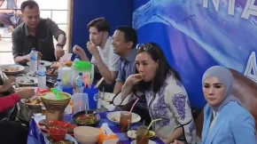 pelanggan menikmati makanan Bang Madun Oseng Madun Nyak Kopsah