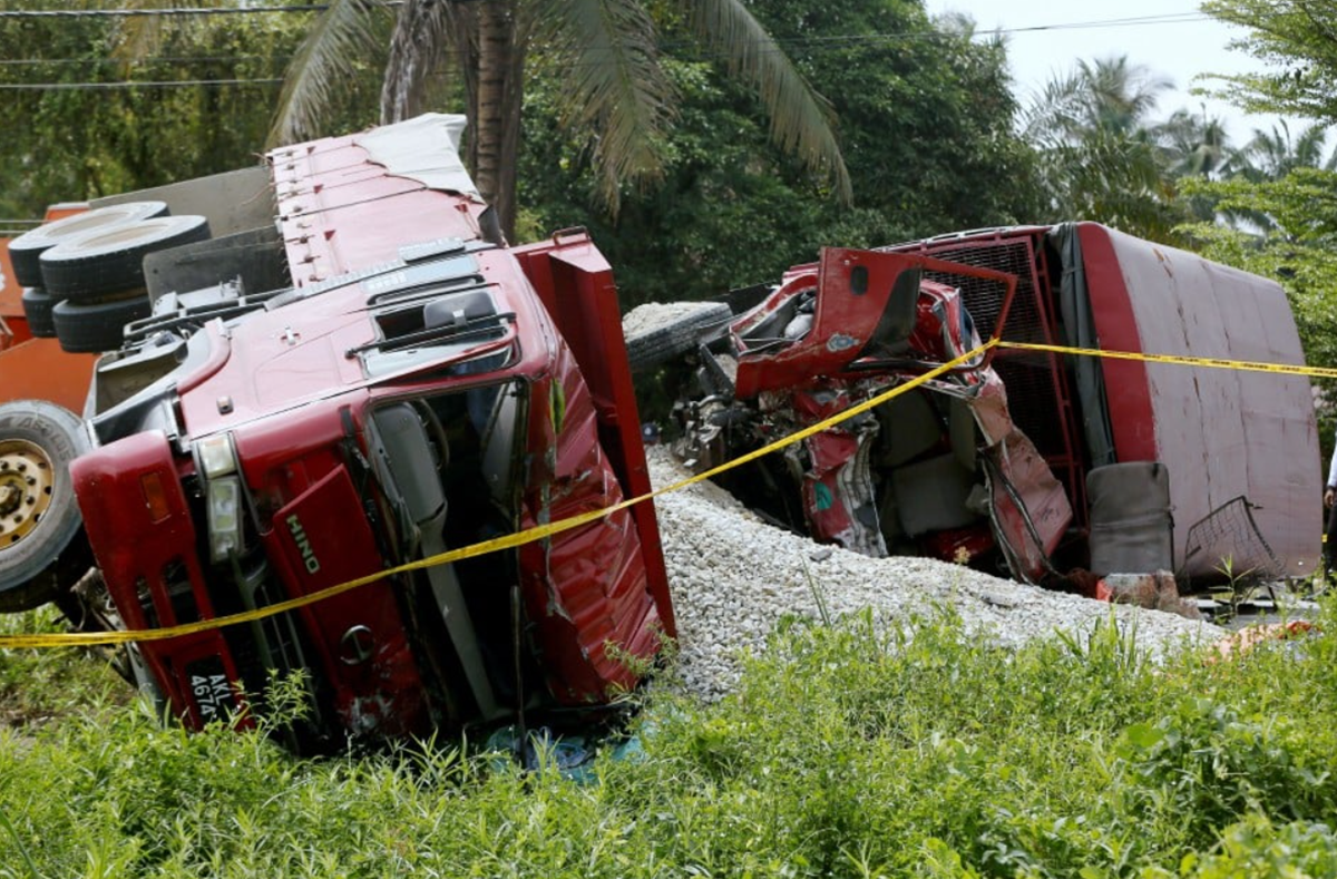 trak FRU kemalangan di Teluk Intan 