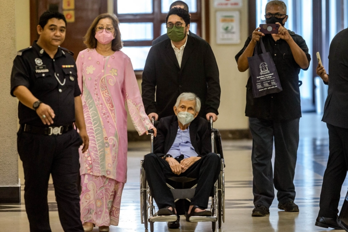 Tun Daim ditemani isteri dan anak di mahkamah