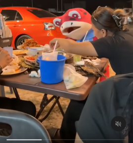 kanak-kanak kerja pakai kostum katak