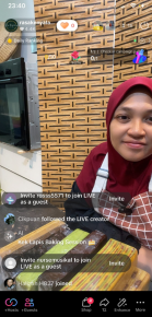 wanita jual kek lapis