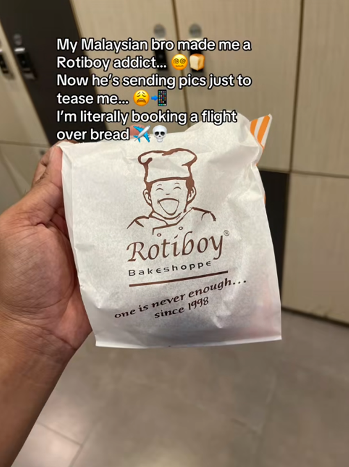 pelancong jatuh cinta dengan Rotiboy