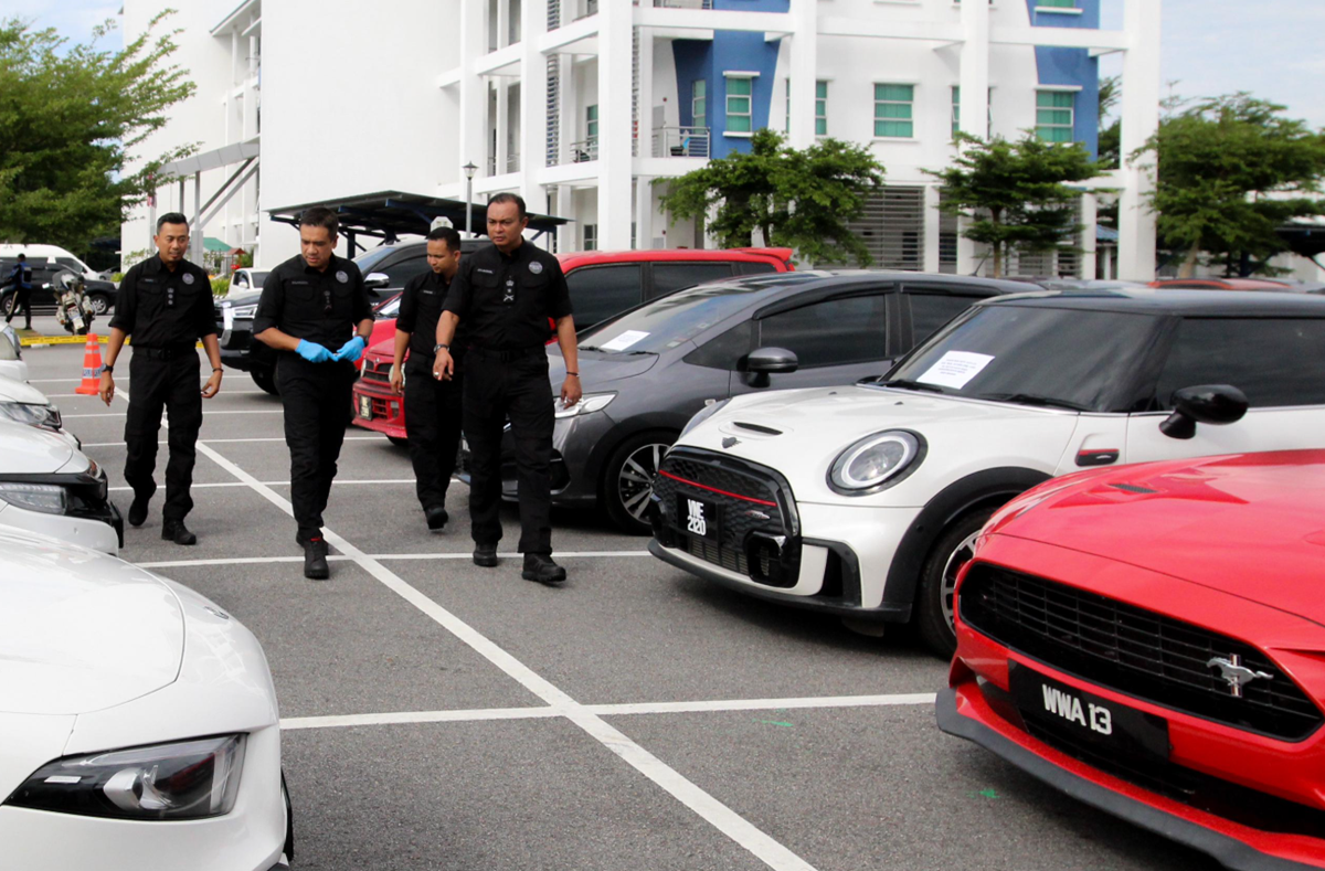 Kereta founder Kelantan sorok pil kuda tahi lembu