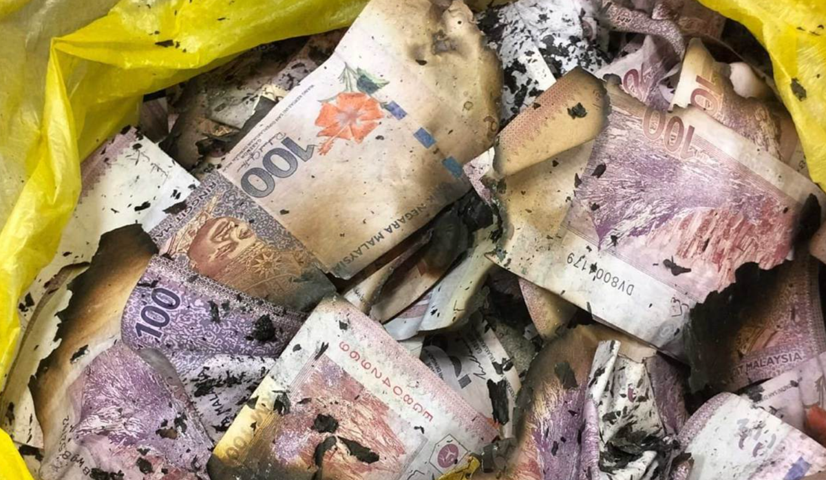 wang tunai RM1 juta dibakar pengurus projek