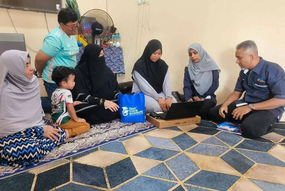 Putri Qisya terima bantuan laptop