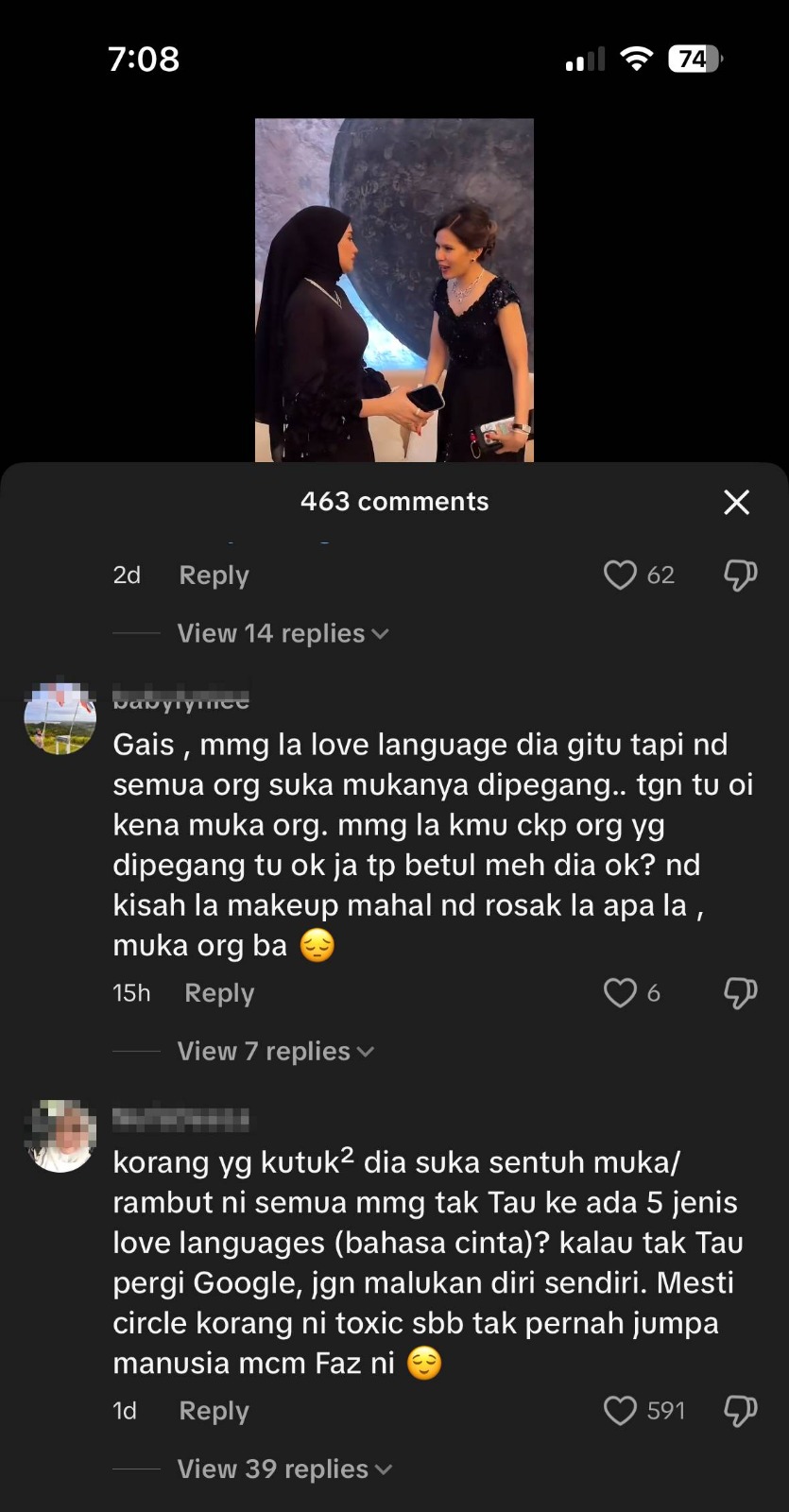 nur fazura dikecam sering sentuh wajah, tudung rakan