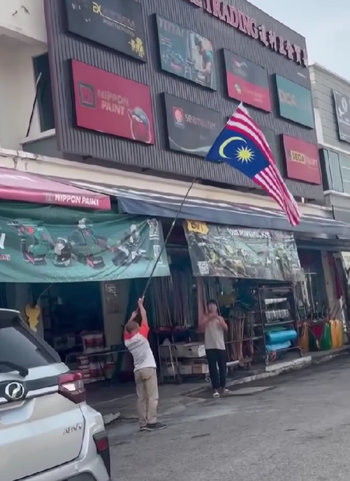 Dikecam Sengaja Pasang Bendera Terbalik, Tuan Badan Bersuara – “Saya Tak Sedar, Memang Nak Ukur Besi..”