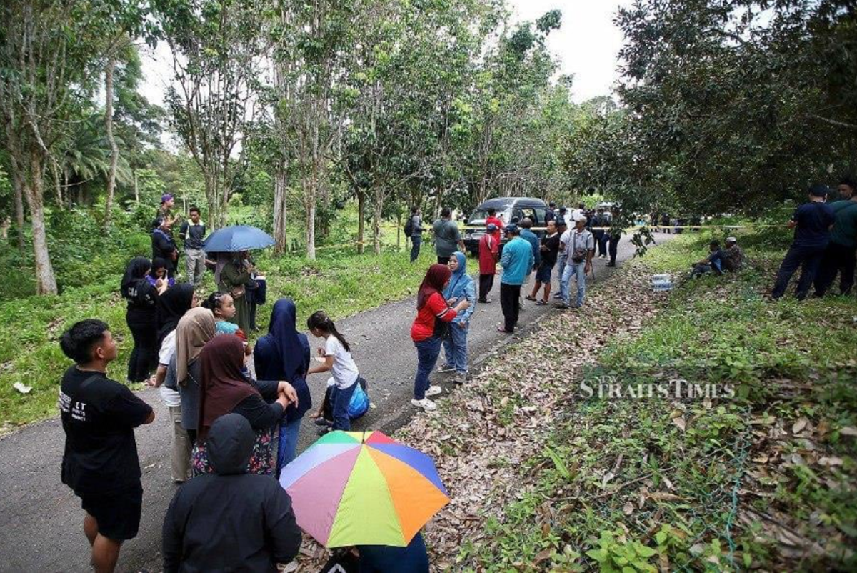 orang ramai berkumpul di tanah perkuburan Zara Qairina