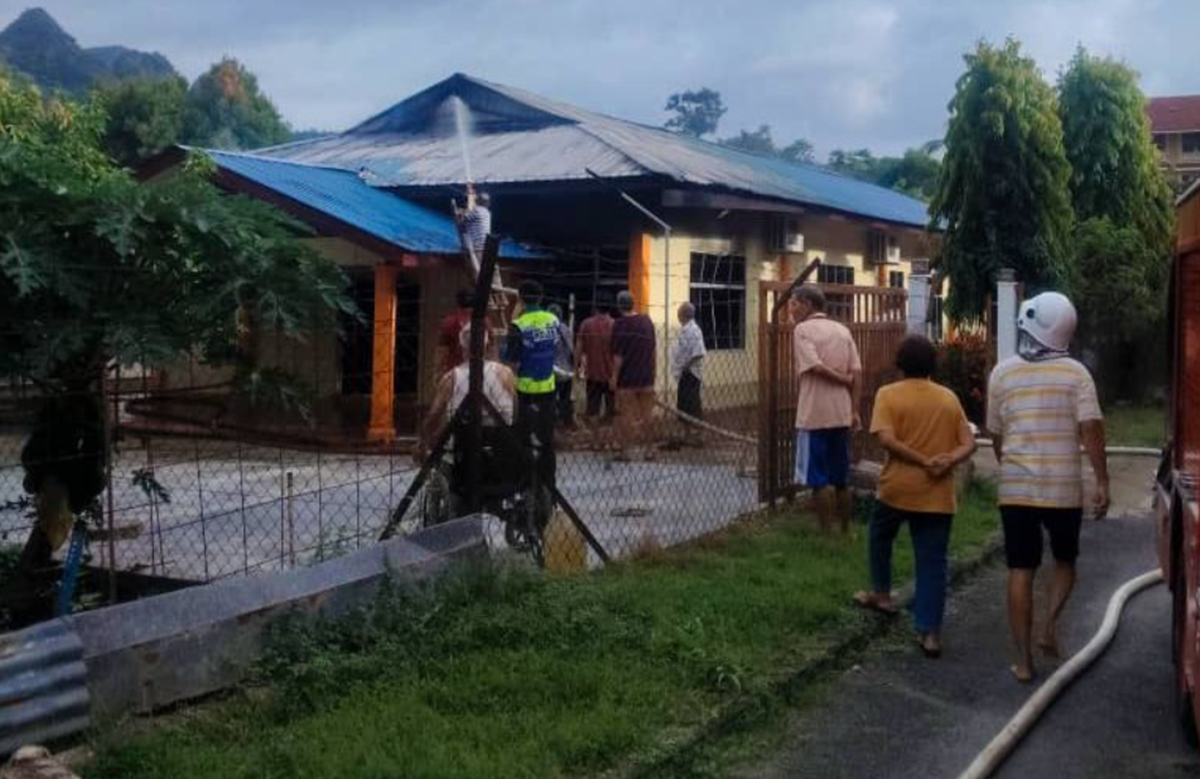 warga emas bakar pusat jagaan
