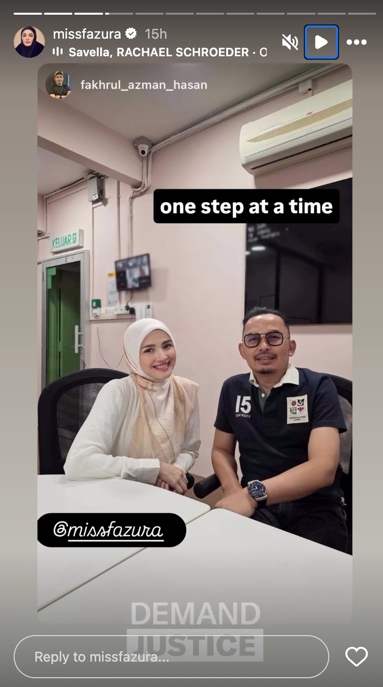Fazura duduk dengan peguam