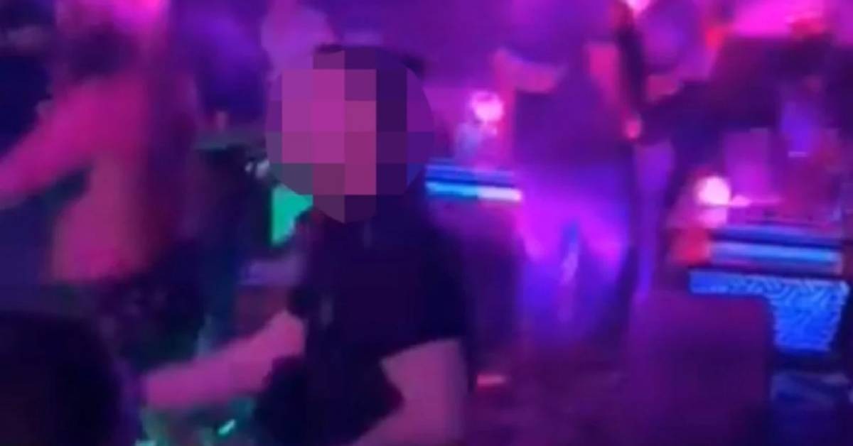 (VIDEO) Panas! Pelakon Lelaki Dirakam Sakan Berjoget Di Kelab Malam – “Patutla Isteri Minta Cerai..”