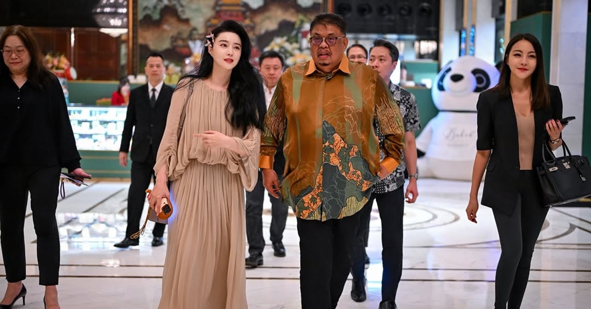 Pelakon China Fan Bingbing Terima Gelaran Datuk Dari Negeri Melaka