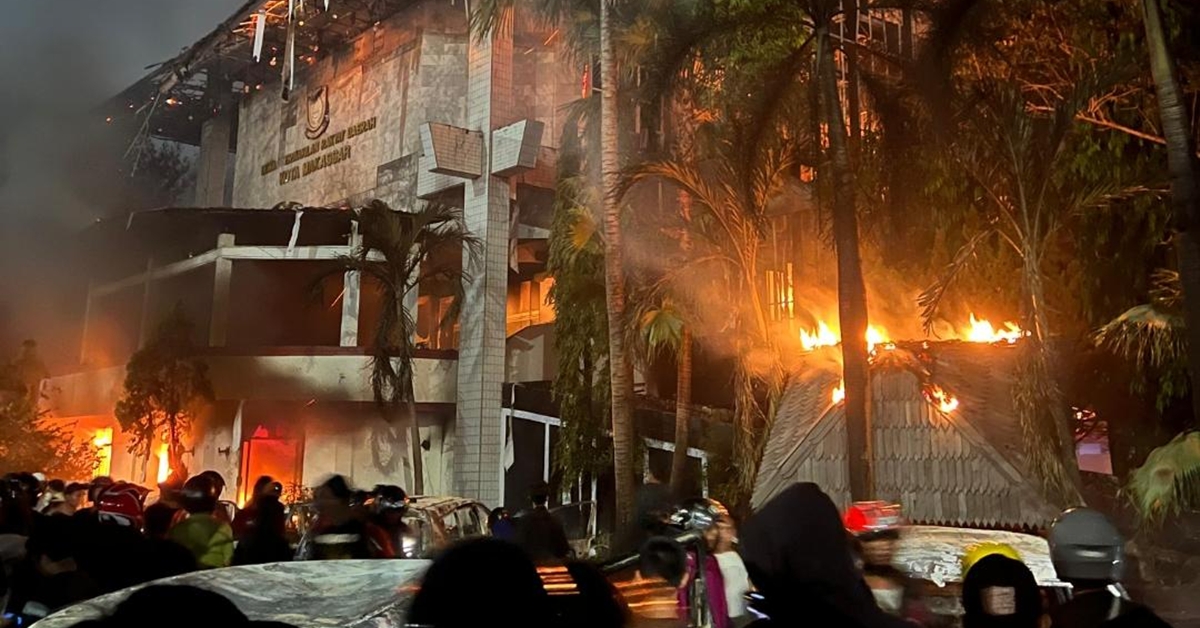 Rusuhan Di Indonesia Meruncing, 3 Maut Selepas Penunjuk Perasaan Bakar Dewan Rakyat