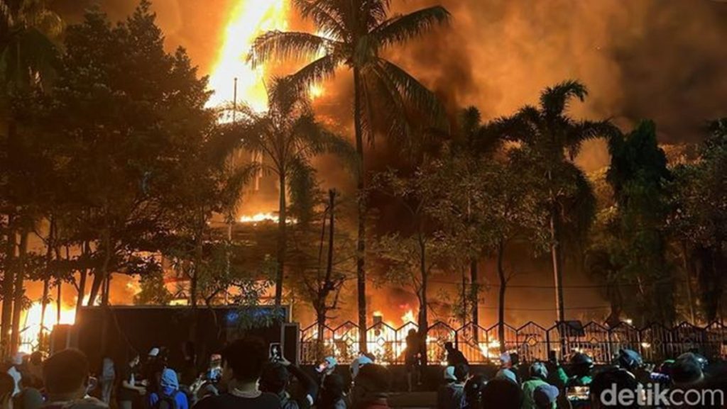 dewan rakyat terbakar