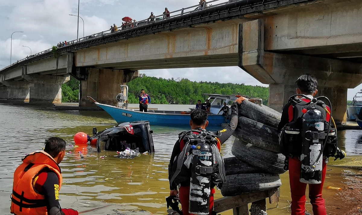 dua budak maut kereta terjunam dalam sungai
