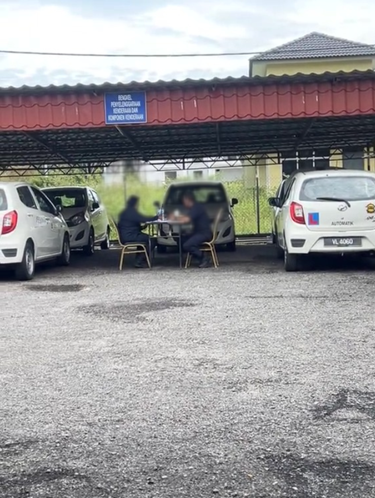 pegawai JPJ di sekolah memandu