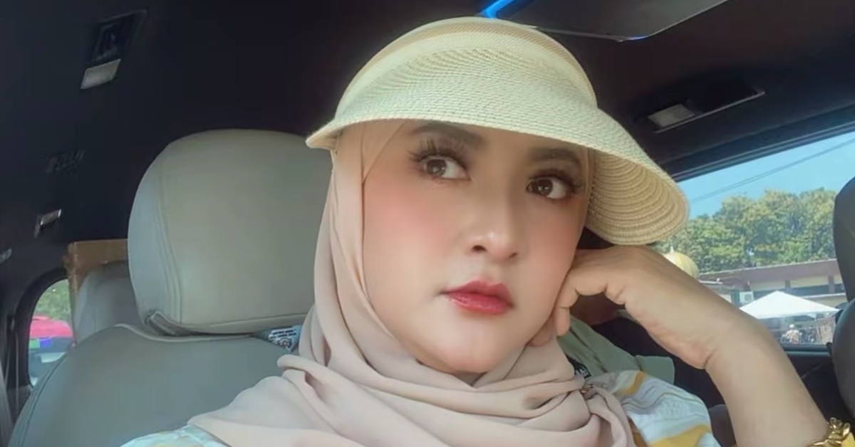 “Sederhana Itu Diri Saya” – Azza Elite Pilih Hidup Tenang Tanpa Spotlight