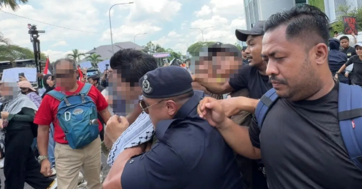 Protes ‘Duduk Bantah’ Halang Jalan, Dua Peserta Himpunan Sokong Misi Global Sumud Flotilla Ditahan PDRM
