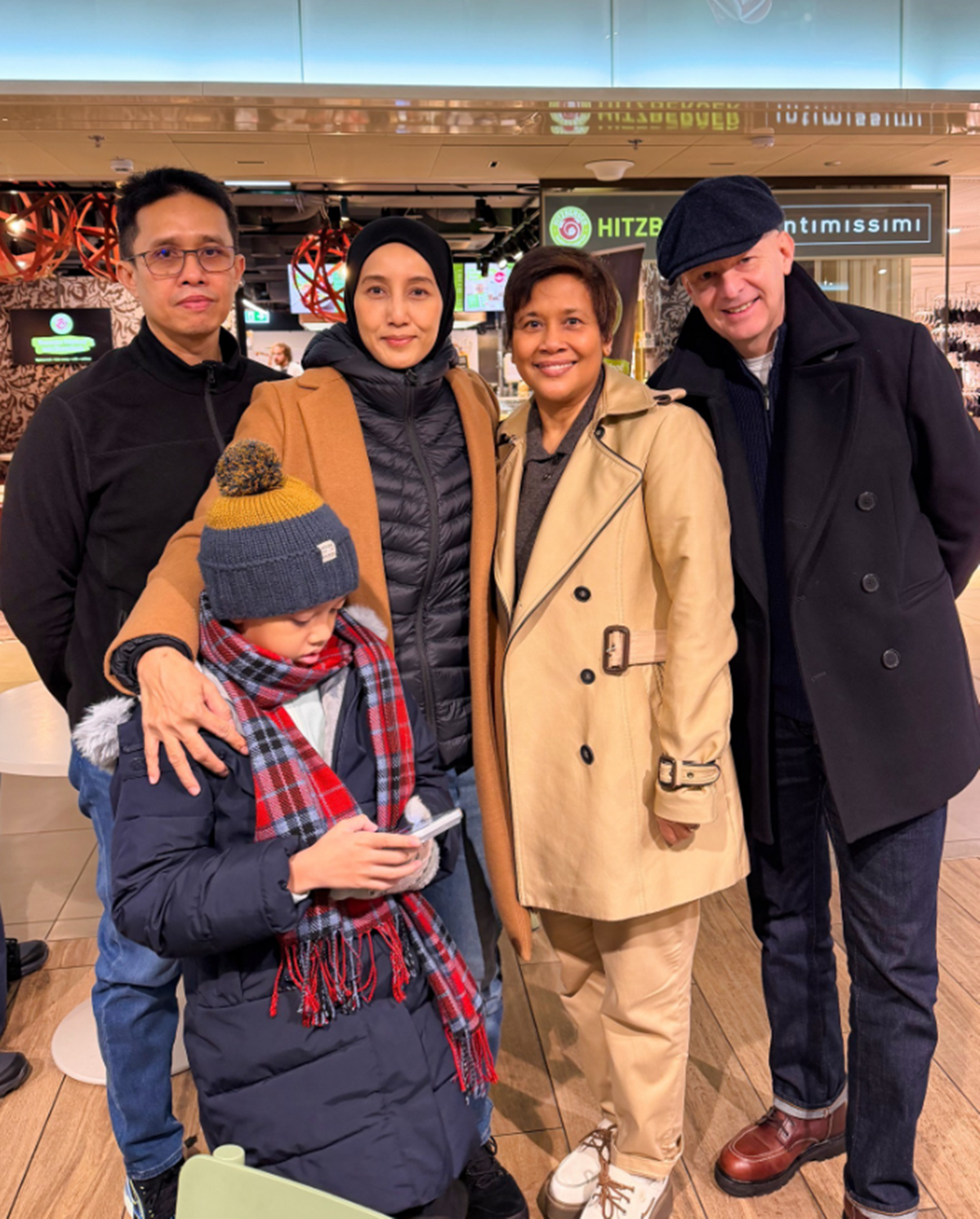 Che Nom dan keluarga bercuti