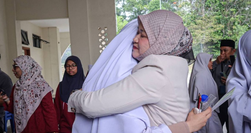 “Sign Off Dulu..” – Fadhlina Sidek Syukur Anak Selesai Hadapi Ujian SPM