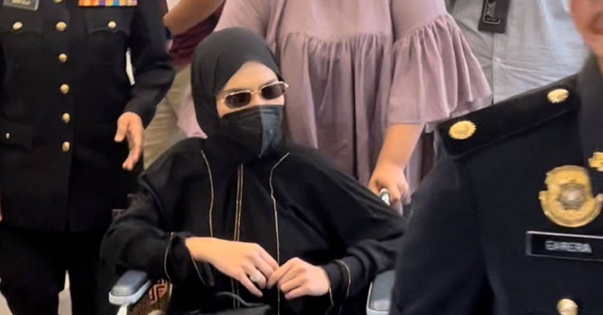 Hadir Ke Mahkamah Naik ‘Wheelchair’, Isteri Ketiga Bekas PTD Didakwa Terima Wang Haram RM77,000