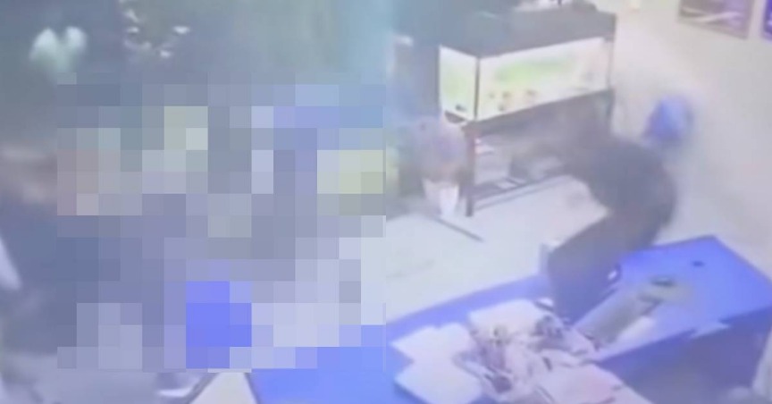 “Anggota Pun Angkat Kaki” – Tular Video Lima Lelaki Bertumbuk Dalam Balai Polis Di Klang