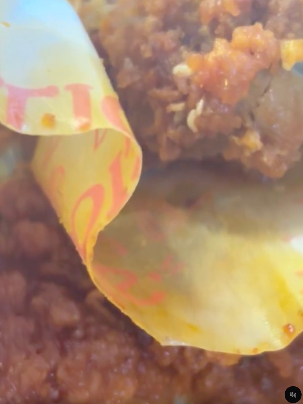 Pelanggan Dakwa Ayam Ada Telur Ulat, D’Apple Fried Chicken Tampil Jelaskan ‘Objek Asing’ Itu Sebenarnya…