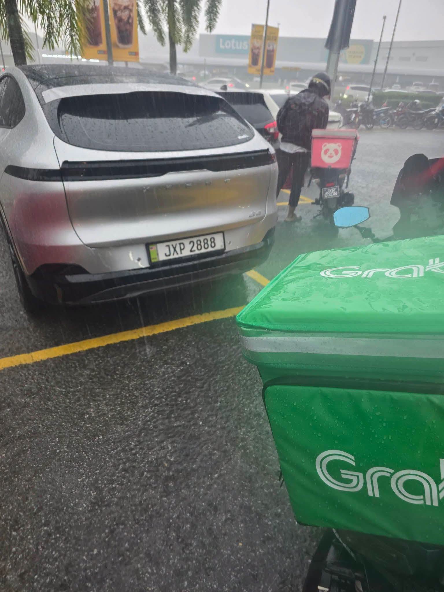 Rider GrabFood Tak Lari Dari Tanggungjawab, Cari Pemilik Xpeng Untuk Ganti Rugi, Sekali Ini Pula Rea