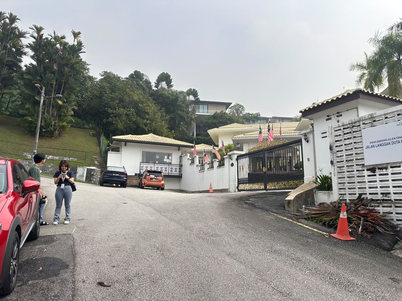 Desas-Desus Tahanan Rumah Najib, Pengamal Media Mula Berkumpul Depan Kediaman