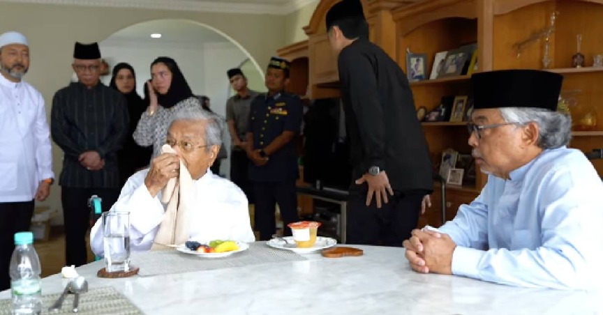 (VIDEO) Tun M Luah Rasa Kehilangan Kepada Sultan Pahang – “Saya Tak Sangka Dia …”