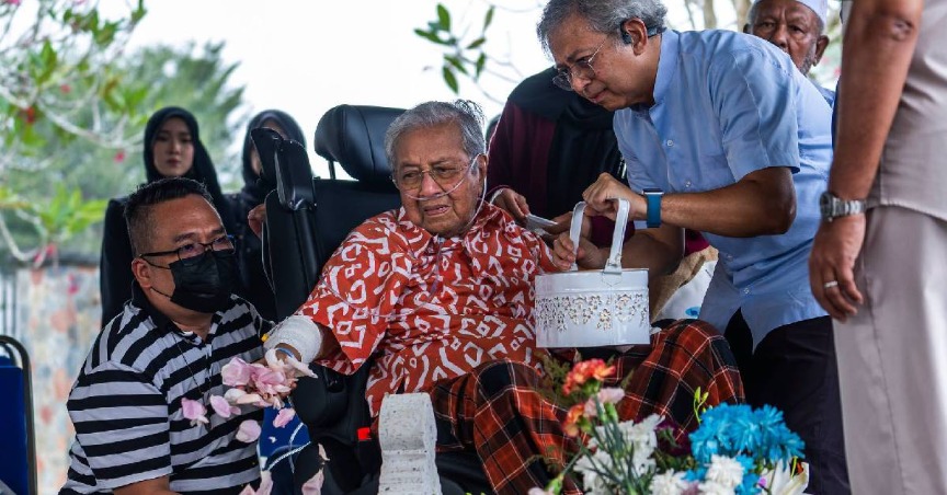 Lengan Berbalut Wayar Dan Jarum, Tun Mahathir Tak Lelah Ziarah Pusara Tun Hasmah- “Hebatnya Cinta Beliau Pada Isteri”