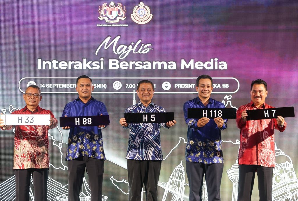 Pemandu Teksi, Kereta Sewa & Bas Sekolah Terima Bantuan RM1,000 Bermula Rabu Ini